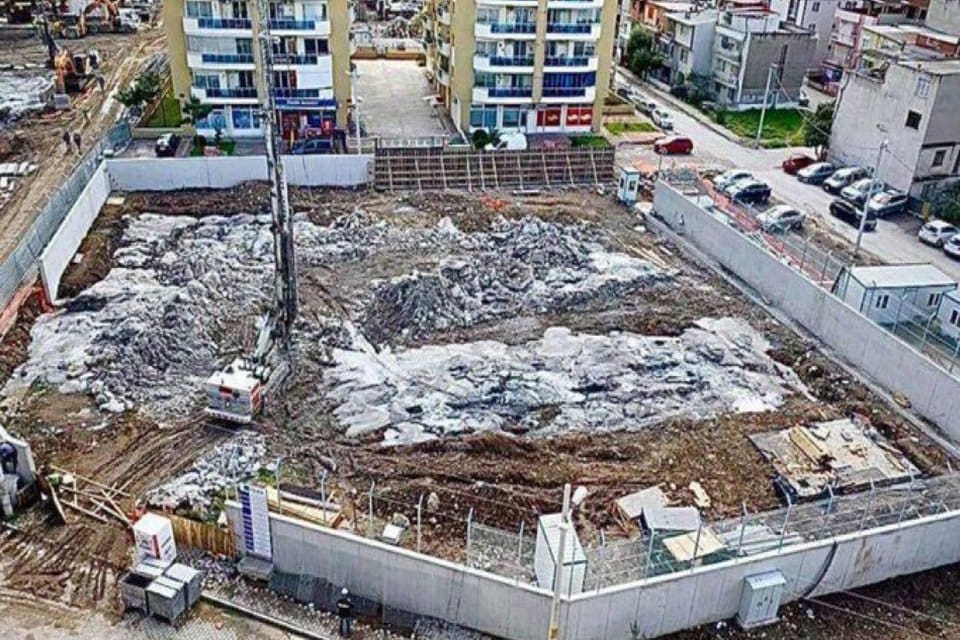 Bayraklı Adalet Mahallesi&rsquo;nde yapılması planlanan ve b&ouml;lge halkı tarafından tepkiyle