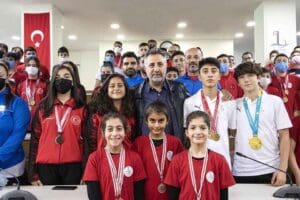 Farklı branşlarda a&ccedil;ılan spor kurslarında birbirinden yetenekli sporcular yetiştiren Bayraklı