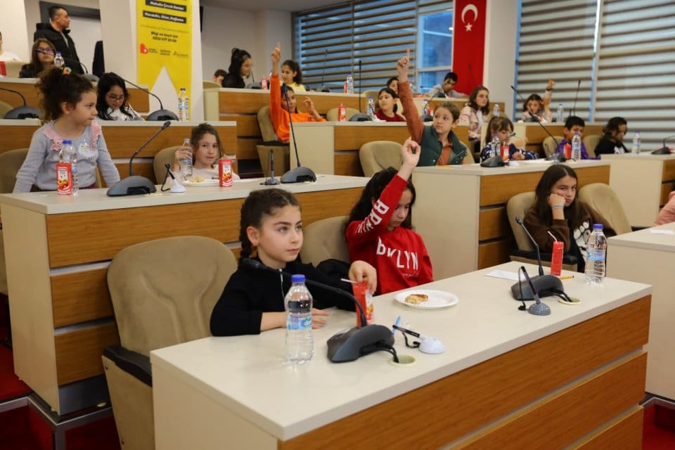 Bayraklı Belediyesi'nin &lsquo;D&uuml;nya &Ccedil;ocuk ve Gen&ccedil;lik Kenti&rsquo; vizyonu kapsamında kurduğu