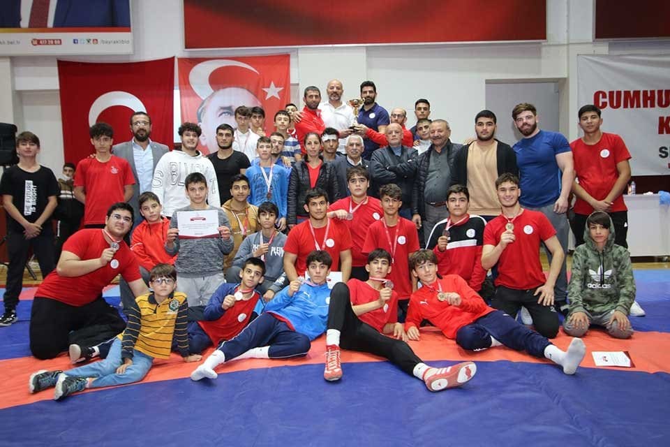 Bayraklı Belediyesi ve İzmir İl G&uuml;reş Federasyonu iş birliğiyle d&uuml;zenlenen