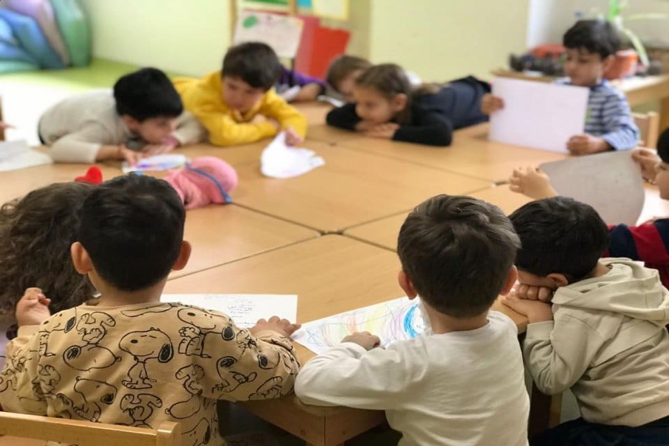 Deprem mağduru &ccedil;ocuklar i&ccedil;in hazırladıkları yardım paketlerini afet b&ouml;lgesine ulaştıran