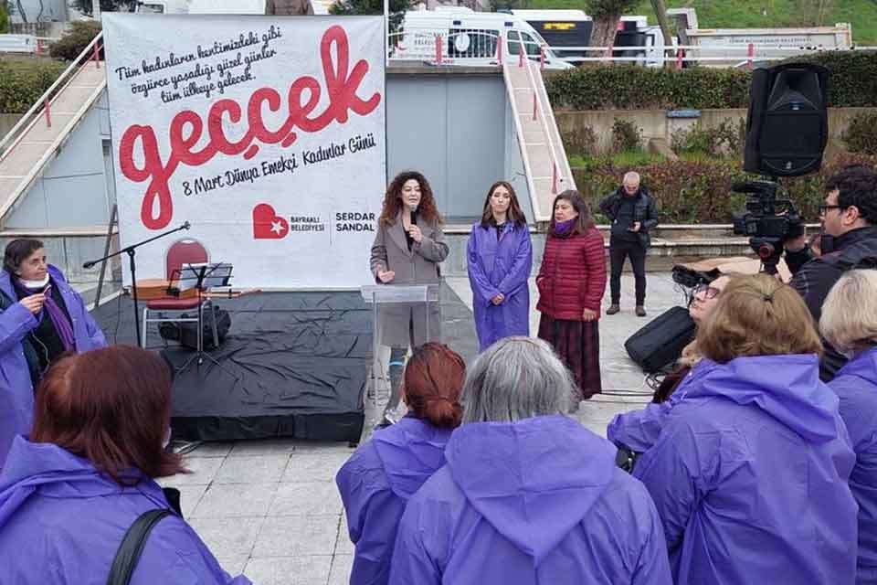 Dünya Emekçi Kadınlar Günü dolayısıyla Bayraklı Belediyesi tarafından düzenlenen farkındalık