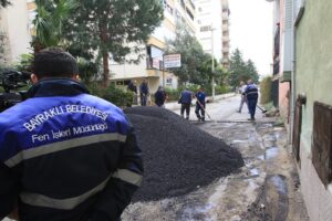 Bayraklı Belediyesinin, İzmir Büyükşehir Belediyesiyle ilçenin ihtiyaç duyulan sokaklarında yürüttüğü
