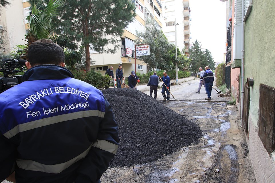 Bayraklı Belediyesinin, İzmir B&uuml;y&uuml;kşehir Belediyesiyle il&ccedil;enin ihtiya&ccedil; duyulan sokaklarında y&uuml;r&uuml;tt&uuml;ğ&uuml;