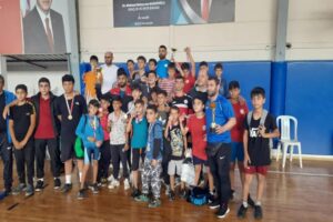 Yıl boyunca katıldığı turnuvalarda elde ettiği derecelerle fark yaratan Bayraklı