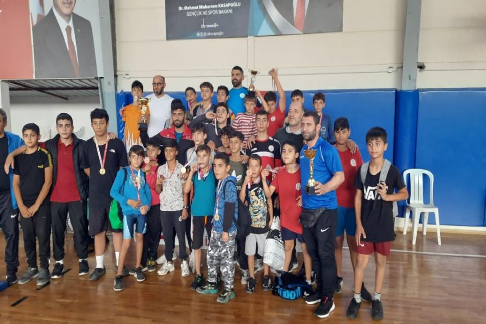 Yıl boyunca katıldığı turnuvalarda elde ettiği derecelerle fark yaratan Bayraklı