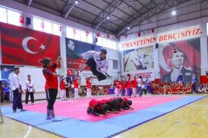 Okulların kapanmasının ardından spor faaliyetlerine hız veren Bayraklı Belediyesi, yaz