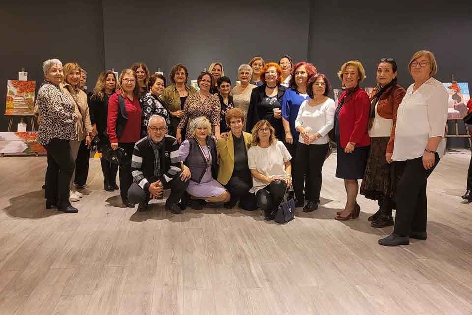 Bayraklı Belediyesi resim kursiyerleri yıl boyunca &ccedil;izdikleri resimleri &ldquo;Bir kalp