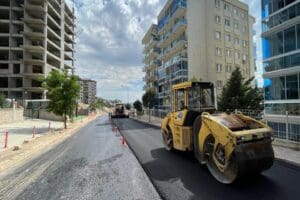 Bayraklı Belediyesinin, İzmir B&uuml;y&uuml;kşehir Belediyesiyle il&ccedil;enin ihtiya&ccedil; duyulan sokaklarında y&uuml;r&uuml;tt&uuml;ğ&uuml;