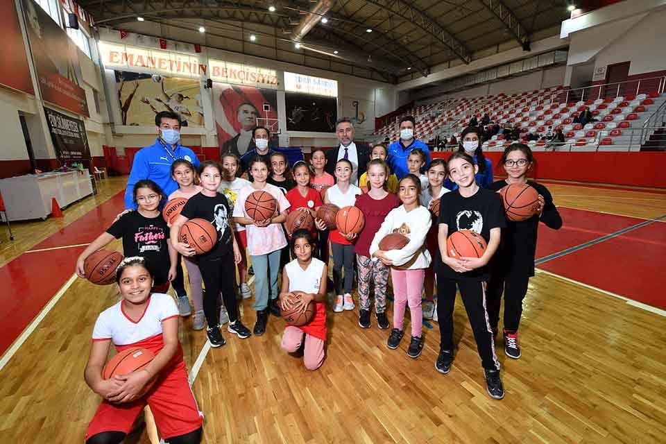Spora ve sporcuya verdiği desteklerle adından s&ouml;z ettiren Bayraklı Belediyesi,