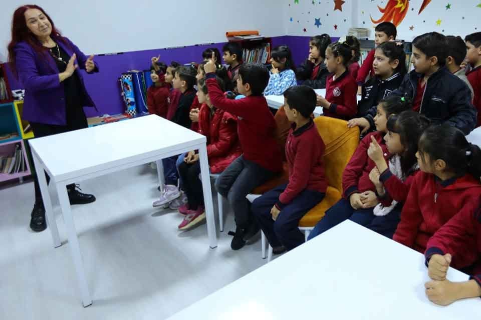 Bayraklı Belediyesi Ağız ve Diş Sağlığı Haftası dolayısıyla okullarda bilgilendirme