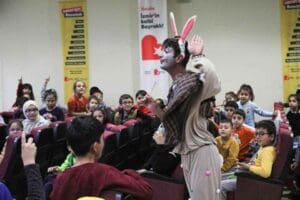 Bayraklı Belediyesinin TAKSAV iş birliğiyle il&ccedil;edeki k&uuml;lt&uuml;r merkezlerinde izleyiciyle buluşturduğu
