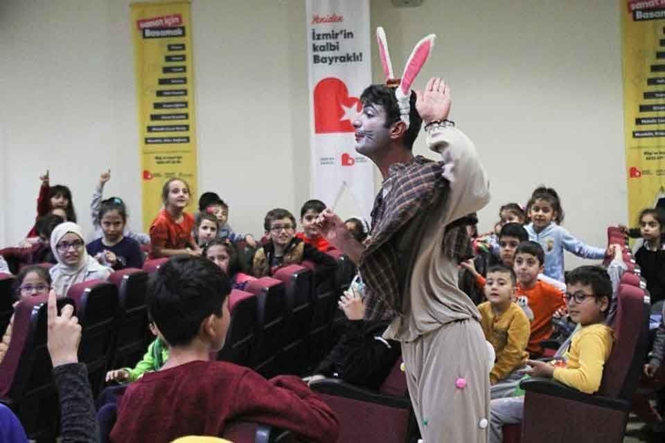 Bayraklı Belediyesinin TAKSAV iş birliğiyle il&ccedil;edeki k&uuml;lt&uuml;r merkezlerinde izleyiciyle buluşturduğu