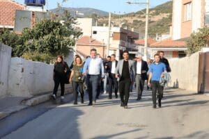 Bayraklı Belediyesi tarafından s&uuml;rd&uuml;r&uuml;len yol yenileme &ccedil;alışmaları kapsamında son bir