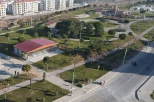 Bayraklı&rsquo;nın farklı noktalarında hizmete a&ccedil;tığı sosyal tesislerle vatandaşlar i&ccedil;in yeni
