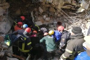 T&uuml;rkiye&rsquo;yi yasa boğan deprem sonrası yardım faaliyetlerini aralıksız s&uuml;rd&uuml;ren Bayraklı