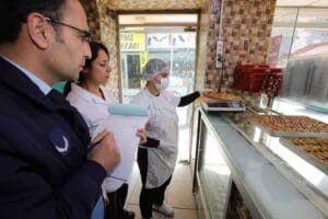 Ramazan ayı dolayısıyla &ccedil;alışmalarını sıklaştıran Bayraklı Belediyesi Zabıta M&uuml;d&uuml;rl&uuml;ğ&uuml; ekipleri,