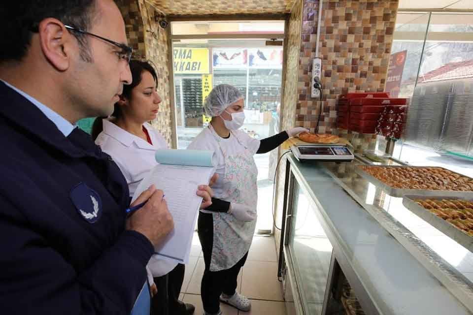 Ramazan ayı dolayısıyla &ccedil;alışmalarını sıklaştıran Bayraklı Belediyesi Zabıta M&uuml;d&uuml;rl&uuml;ğ&uuml; ekipleri,