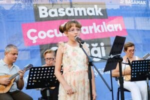 Bayraklı Belediyesinin mahallelerde d&uuml;zenlediği &Ccedil;ocuk Şarkıları Şenliği t&uuml;m hızıyla devam