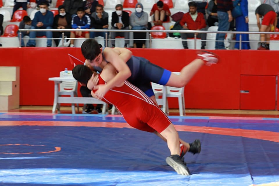 Bayraklı Belediyesi Gen&ccedil;lik ve Spor Kul&uuml;b&uuml; g&uuml;reş&ccedil;ileri İzmir&rsquo;de d&uuml;zenlenen İl