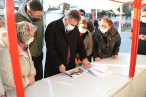 Bayraklılı kadınları &uuml;retim s&uuml;recine dahil ederek ev ekonomilerine katkı sunmaya