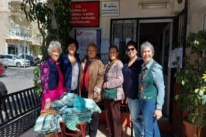 Bayraklı Belediyesi, dikiş-nakış kursiyerleri aracılığıyla depremzedelere desteklerini s&uuml;rd&uuml;r&uuml;yor. Depremin ilk