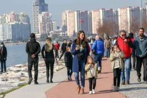 İzmirliler Kurban Bayramı'na par&ccedil;alı bulutlu hava ile girecek. Bayram s&uuml;resince