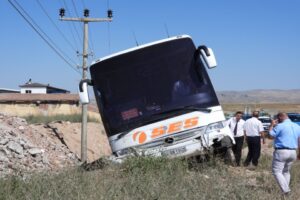 Yozgat'ın Yerk&ouml;y il&ccedil;esinde kontrolden &ccedil;ıkan yolcu otob&uuml;s&uuml;n&uuml;n şarampole d&uuml;şt&uuml;ğ&uuml; kazada