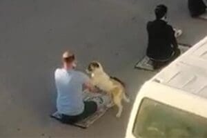 Manisa&rsquo;nın Yunusemre il&ccedil;esinde sosyal mesafe nedeniyle caminin &ouml;n&uuml;ndeki cadde &uuml;zerinde