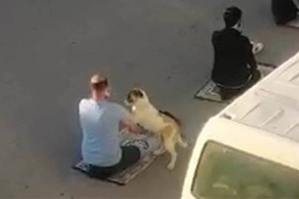 Manisa&rsquo;nın Yunusemre il&ccedil;esinde sosyal mesafe nedeniyle caminin &ouml;n&uuml;ndeki cadde &uuml;zerinde