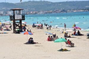 İzmir'in turistik il&ccedil;esi &Ccedil;eşme'de, bayram tatili i&ccedil;in otellerdeki rezervasyon doluluk