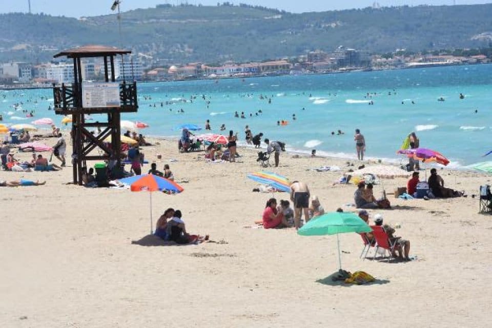 İzmir'in turistik il&ccedil;esi &Ccedil;eşme'de, bayram tatili i&ccedil;in otellerdeki rezervasyon doluluk