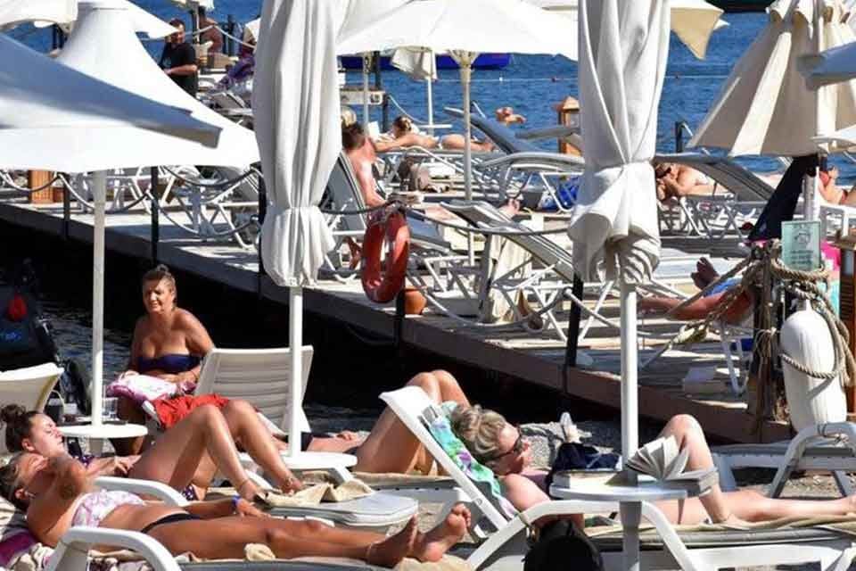 Enflasyonla birlikte tatiller zamlanırken, pandemide Avrupalı ve İngiliz turistin yerini