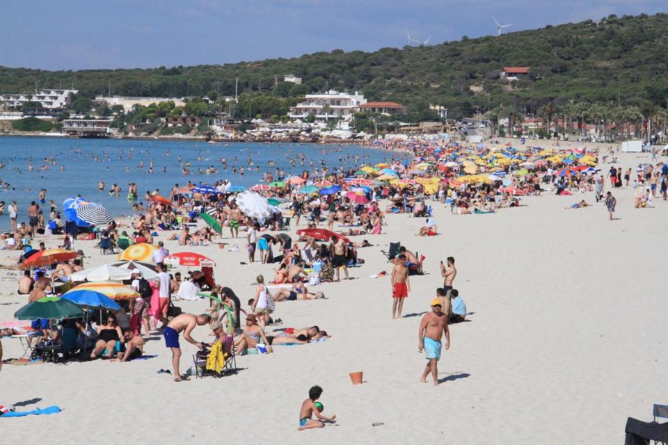 İZMİR'in &Ccedil;eşme il&ccedil;esine 9 g&uuml;nl&uuml;k Kurban Bayramı tatilinde 275 binin