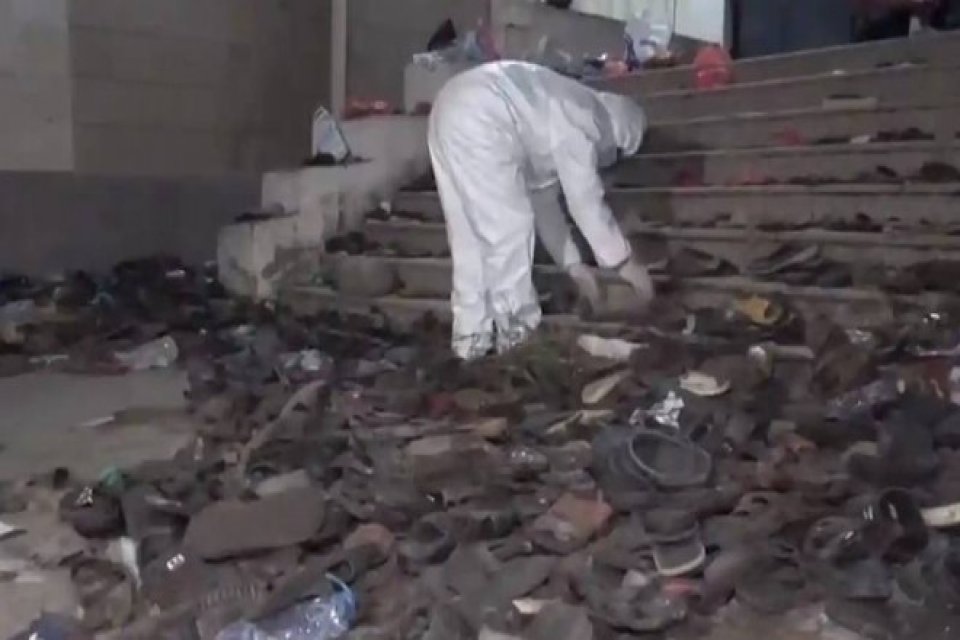 Yemen'in başkenti Sanaa kentinde Ramazan Bayramı i&ccedil;in yardım dağıtımı sırasında