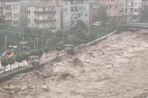 Rize genelinde devam eden sağanak yağış devam ediyor. Ge&ccedil;tiğimiz g&uuml;nlerde