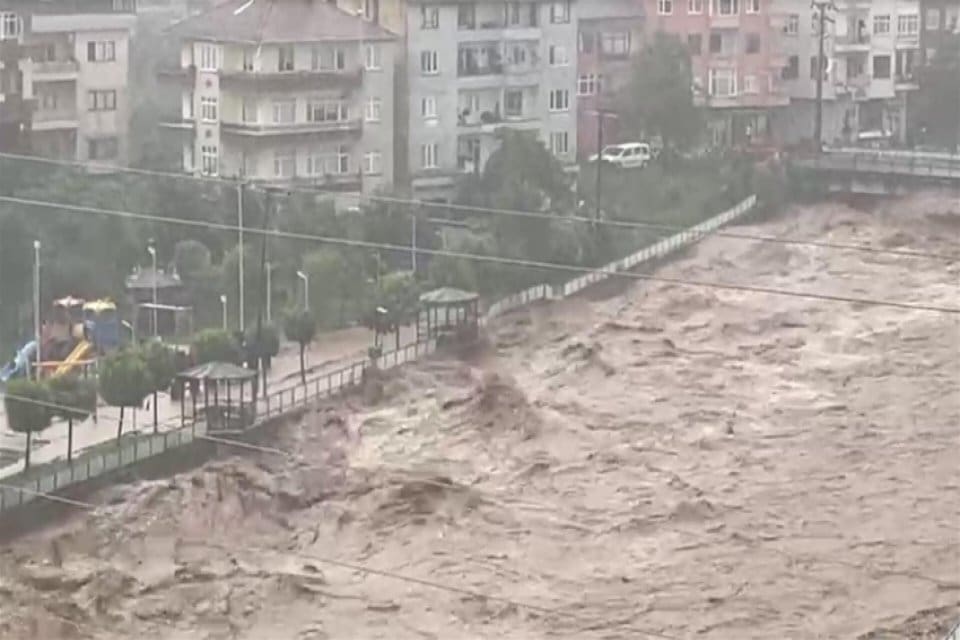 Rize genelinde devam eden sağanak yağış devam ediyor. Ge&ccedil;tiğimiz g&uuml;nlerde
