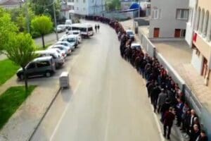 Bursa İneg&ouml;l'de Cerrah Mahallesi sakinleri, geleneksel hale gelen toplu bayramlaşma
