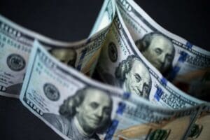 T&uuml;rk lirasının dolar karşısında kaybı hız kaybetmeden s&uuml;r&uuml;yor. Bug&uuml;n de