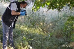 Manisa'nın Salihli il&ccedil;esinde, doğurup boş bir arsaya bıraktığı bebeğinin &ouml;l&uuml;m&uuml;ne