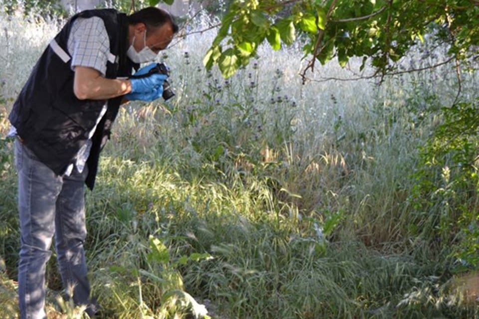 Manisa'nın Salihli il&ccedil;esinde, doğurup boş bir arsaya bıraktığı bebeğinin &ouml;l&uuml;m&uuml;ne