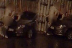 Sosyal medyada dolaşıma giren videoda, bir &ccedil;iftin Beşiktaş'ta yağmura ve