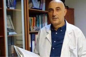 Yanlışlıkla 1 aylık bir bebeğe Covid-19 aşısı yapıldığını s&ouml;yleyen Prof.