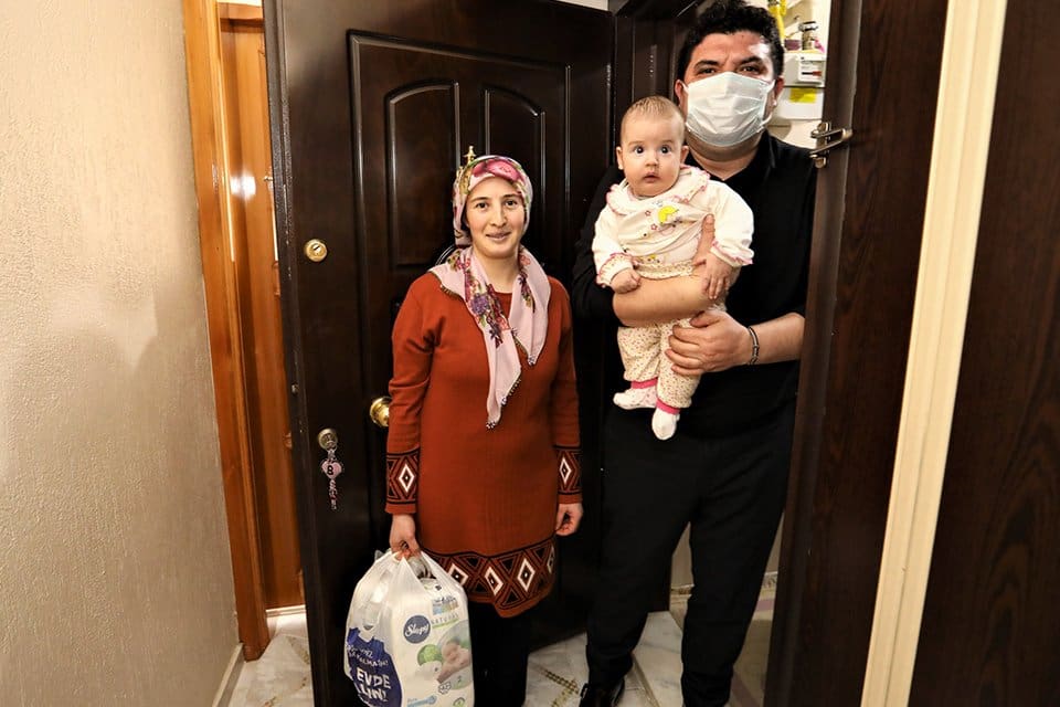 Aile ekonomisine desteğini s&uuml;rd&uuml;ren Buca Belediyesi, bebek sahibi ailelere, yeni