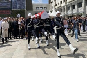 İstanbul'da bir d&uuml;ğ&uuml;nde davetlilerin taşlı sopalı saldırısına biber gazıyla m&uuml;dahale