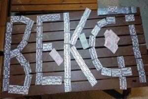İzmir'in Konak il&ccedil;esinde, gece bek&ccedil;ilerinin ş&uuml;phelenip durdurduğu 1 kişinin elindeki