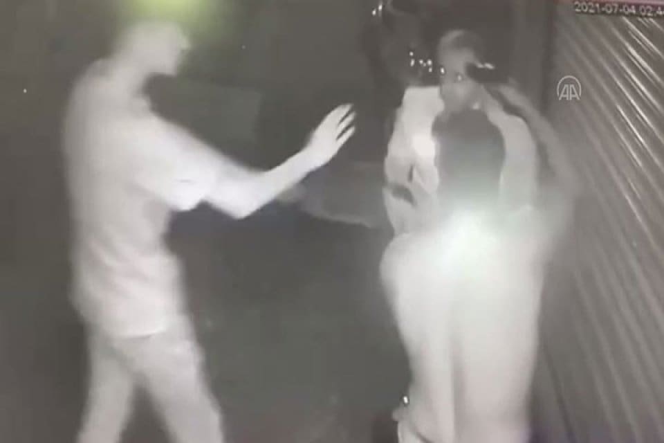 Kağıthane'de g&ouml;revi başındaki bek&ccedil;inin başına silah dayadıktan sonra ka&ccedil;an ve