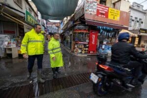 İzmir B&uuml;y&uuml;kşehir Belediyesi İZSU Genel M&uuml;d&uuml;rl&uuml;ğ&uuml; ekipleri, kentte etkili yoğun