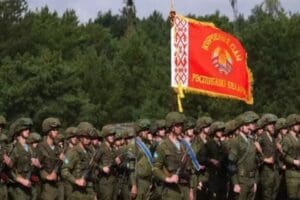Lukaşenko daha &ouml;nce de defalarca&nbsp;Ukrayna'nın &uuml;lkesine saldırmaya hazırlandığını iddia etmişti.