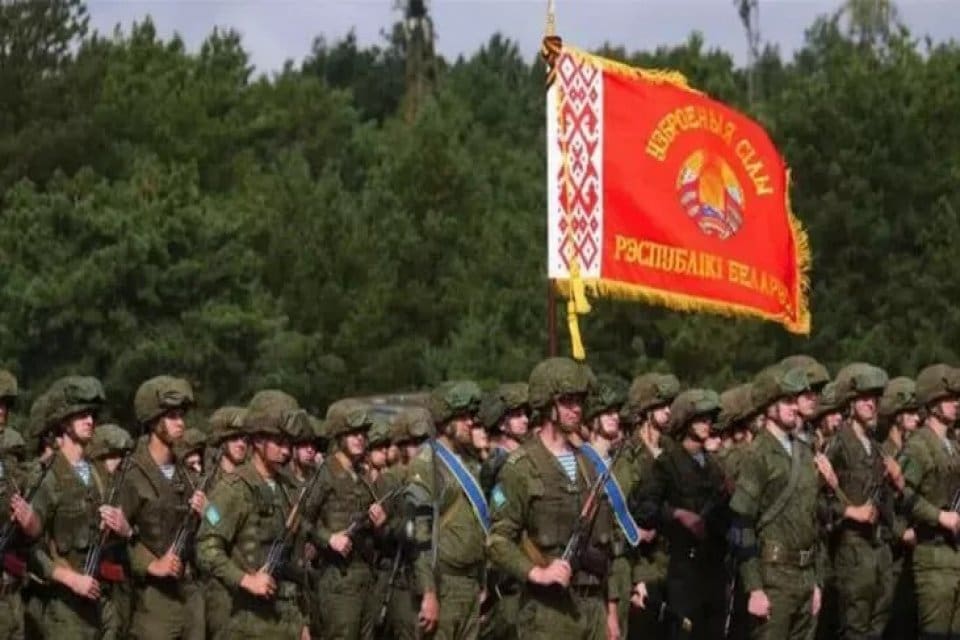 Lukaşenko daha &ouml;nce de defalarca&nbsp;Ukrayna'nın &uuml;lkesine saldırmaya hazırlandığını iddia etmişti.